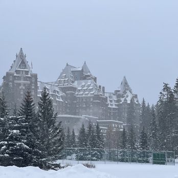 Rundle Bar - Winter wonderland - Lounges Near Me - Banff, Alberta Rundle Bar - Winter wonderland - Lounges Near Me - Banff, Alberta