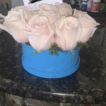Boite De Fleurs - 8 roses. The photo online comes with a dozen small cute fitted in the box - Florists Near Me - Phoenix, Arizona