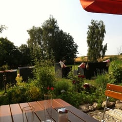 Hof Schwansen - Schattige Terrasse des Cafés mitten in Angeln