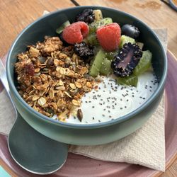 La Más Bonita - Homemade granola with yogurt and fresh fruit