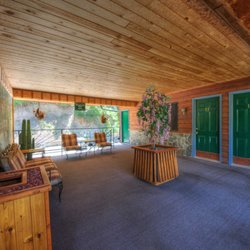 Cedar Wood Inn - Upper balcony breezeway.