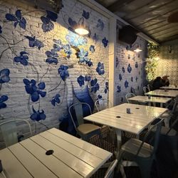 Alatri Bros. - Outdoor seating