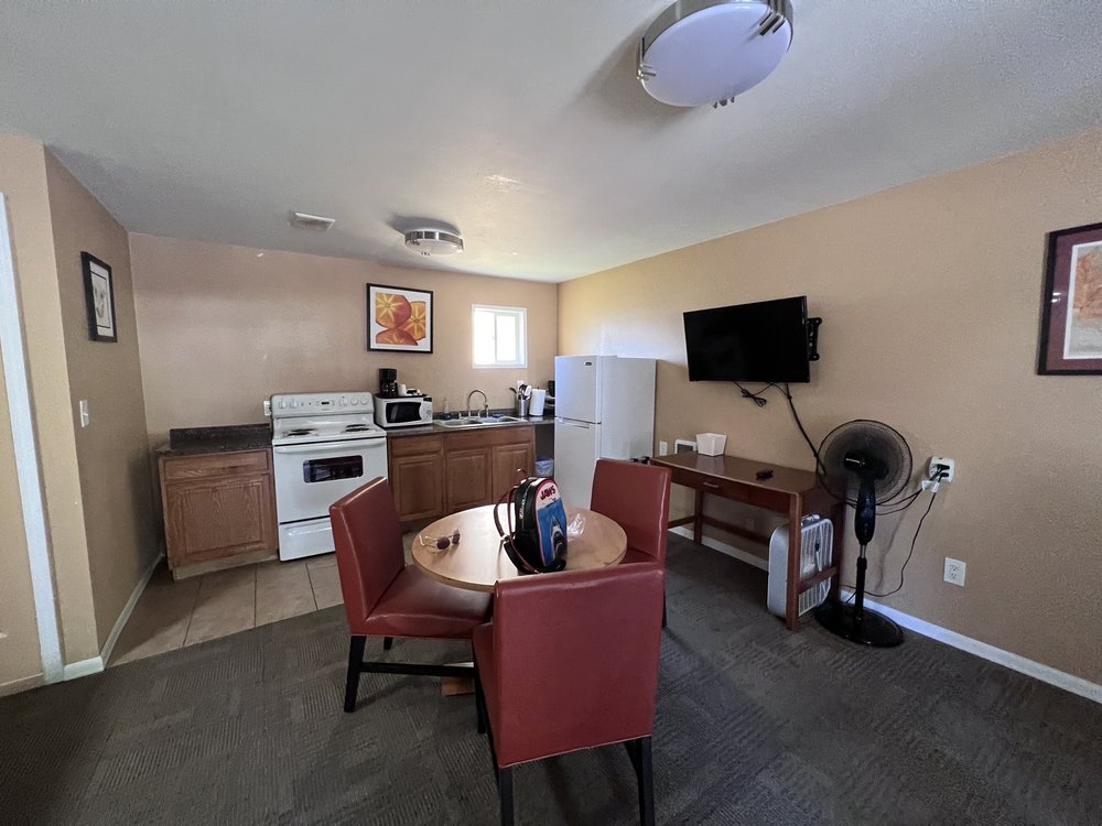 TOWN MOTEL Updated September 2024 27 Photos & 37 Reviews 1080 S