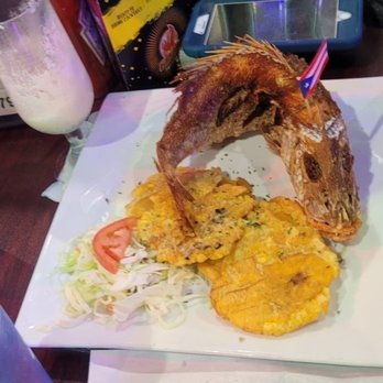 Como En Casa - Fried red snapper and tostones. - Latin American Near Me - Oviedo, Florida