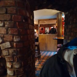 Boot & Shoe Inn - Live bands playing nightly