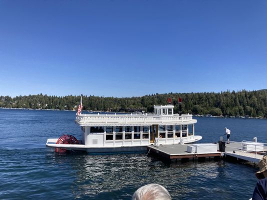 Arrowhead Queen Tour Boat by null