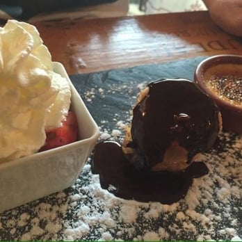Le Milésime - Coulant au chocolat, salade de fraises avec chantilly et crème brûlée. - Salad Near Me - Biganos, 33