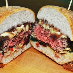 Pause - Hamburger artigianale! Pane fatto in casa, con impasto a lunga lievitazione, e carne di qualità macinata a mano.