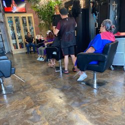 Salon Viejo - Kris doing his magic
