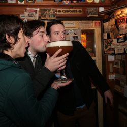 Bierlokaal Locus Publicus - Sharing a special beer - mega size