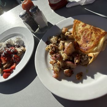 Crepeville - Chicken Pesto - Breakfast & Brunch Near Me - Davis, California