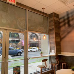 Geli’s Juices & Acai Bowls - Great decorating