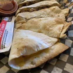 W XYZ Bar - Chicken quesadilla