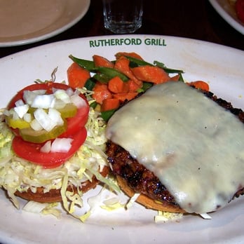 Rutherford Grill - my veggie burger with carrots - American Near Me - Rutherford, California
