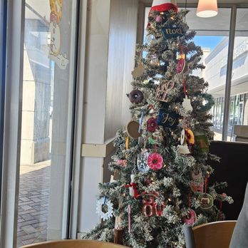 Dunkin' - Cute Xmas Tree & decorations - Donuts Near Me - Miami, Florida