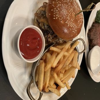 Izzy's on the Peninsula - Smash burger - Steakhouses Near Me - San Carlos, California