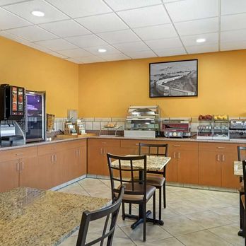 Best Western Plus Country Park Hotel - Breakfast Area - Hotels Near Me - Tehachapi, California Best Western Plus Country Park Hotel - Breakfast Area - Hotels Near Me - Tehachapi, California