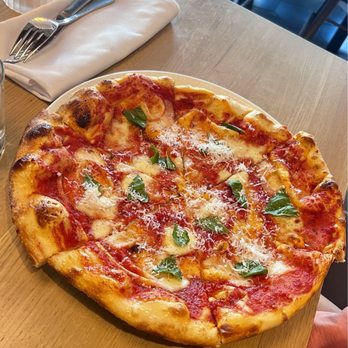 Earls Kitchen + Bar - Pizza - Cocktail Bars Near Me - Plano, Texas