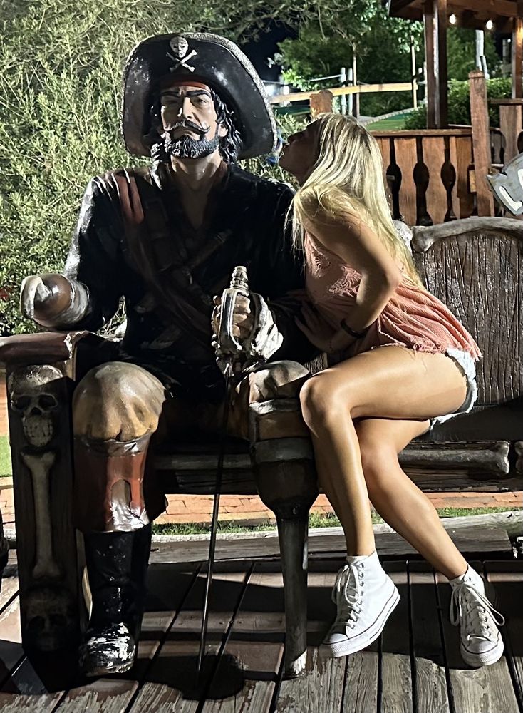 Pirates Island Adventure Golf Logo