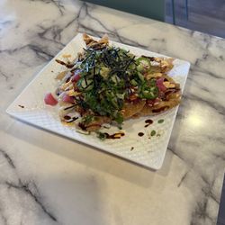 Poke nacho: jalapeños, avocado, and sauce