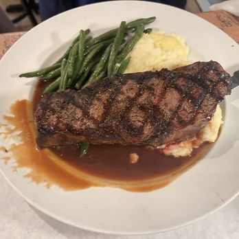 Cellos Farmhouse Italian - Sirloin with green beans & mashed potatoes - Pizza Near Me - Candia, New Hampshire Cellos Farmhouse Italian - Sirloin with green beans & mashed potatoes - Pizza Near Me - Candia, New Hampshire