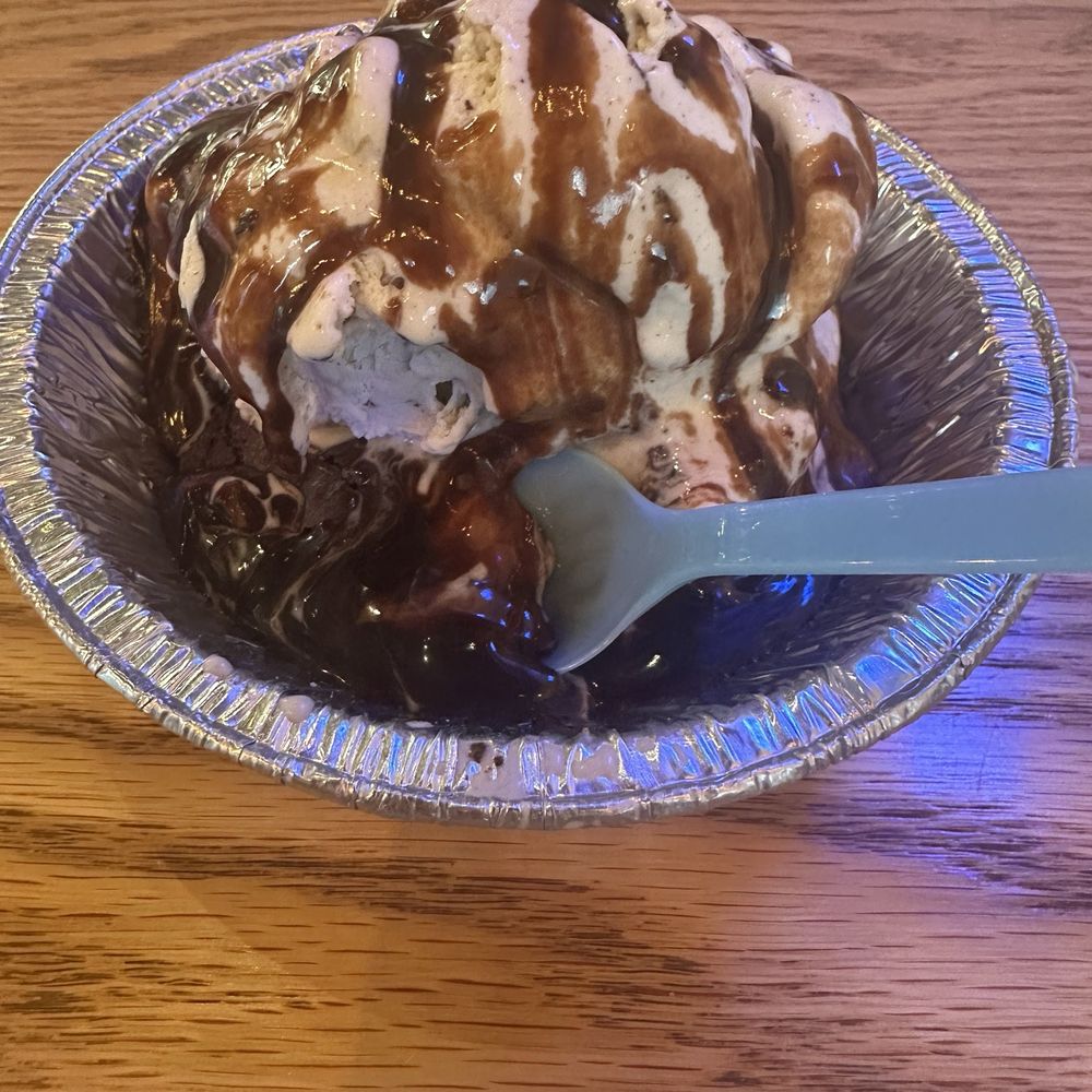 The Baked Bear - Brownie bowl with cookies and cream ice cream - Ice Cream & Frozen Yogurt Near Me - Miami Beach, Florida The Baked Bear - Brownie bowl with cookies and cream ice cream - Ice Cream & Frozen Yogurt Near Me - Miami Beach, Florida
