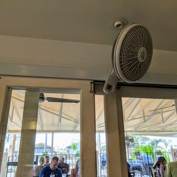 Sweet E's Cafe - Interior (and outdoor area) - Cafes Near Me - Honolulu, Hawaii