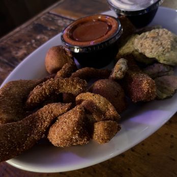 Riley Green's Duck Blind - The fried catfish is wicked good !! - Dance Clubs Near Me - Nashville, Tennessee Riley Green's Duck Blind - The fried catfish is wicked good !! - Dance Clubs Near Me - Nashville, Tennessee