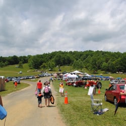 Chantilly Farm - Walking to stage area