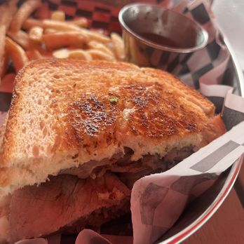 Brady’s - Comfort Food Near Me - Boothbay Harbor, Maine