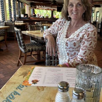 Castaway Cafe - Fun bar with happy people and sweet bartender - American Near Me - Lahaina, Hawaii