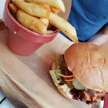 Rail House Cafe - Fried chicken sandwich with chips - Coffee & Tea Near Me - London, XGL