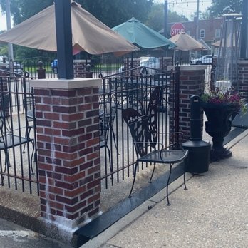 Brown Jerry's Blues Brews and Barbecue - Patio outside - Barbeque Near Me - Pacific, Missouri