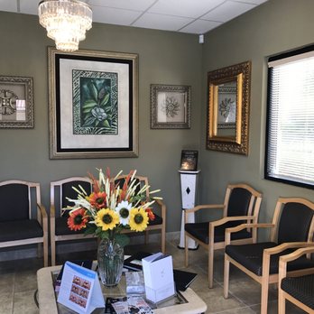 Wendy E Roberts, MD - Patient Waiting Room - Dermatologists Near Me - Rancho Mirage, California Wendy E Roberts, MD - Patient Waiting Room - Dermatologists Near Me - Rancho Mirage, California
