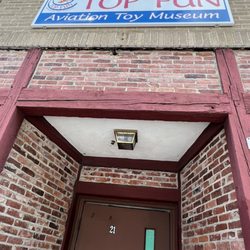 Top Fun Aviation Toy Museum - Nice sign but no sign of life