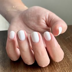 Sassy Nail - Off white gel mani