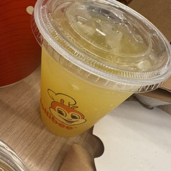 Jollibee - Pineapple Quencher - Chicken Shop Near Me - Mississauga, Alberta