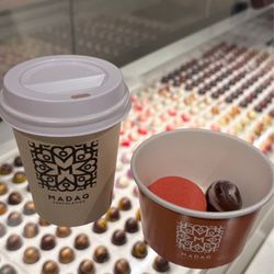 Madaq Chocolatier - Coffee complete: coffee + macaron + bon bon chocolate.