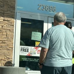 7-eleven - Closed..? Poor man waiting in heat for a long time.