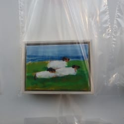 Gerichtshöfe - Ulrike Hansen (Herum lungernde Schafe auf grüner Wiese mit Meer im Hintergrund)