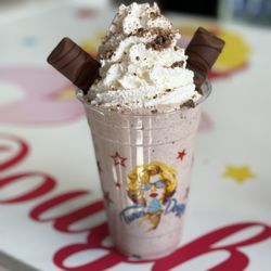 Turn Dough - Nutella Ferrero milkshake. Really yummy.