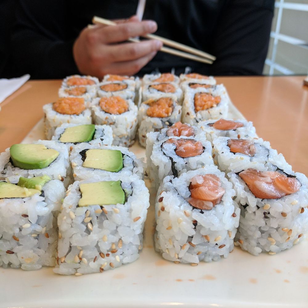 Spicy salmon, avocado and salmon rolls Spicy salmon, avocado and salmon rolls