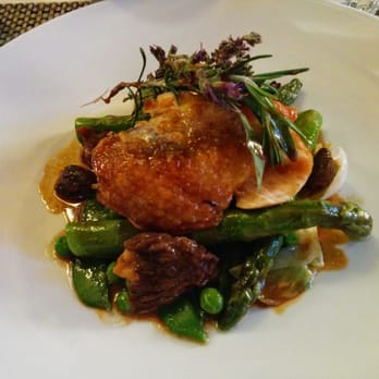 Le Fournil - Guineafowl with asparagus, peas, spring onions, and mushrooms - Restaurants Near Me - Bonnieux, 84