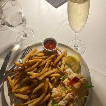 Beech - Lobster roll - American Near Me - Jamestown, Rhode Island Beech - Lobster roll - American Near Me - Jamestown, Rhode Island