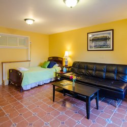 Inn At Charlotte - living room in Family Room suite