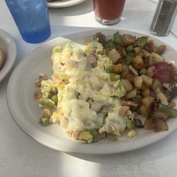 Tobey's 19th Hole Cafe - Denver omelette as a scramble with O'Brien potatoes - American Near Me - San Diego, California
