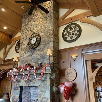 Schmidt Family Vineyards - Beautiful inside - Wineries Near Me - Grants Pass, Oregon