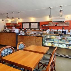 Trafiq Cafe & Bakery - Clean cafe!