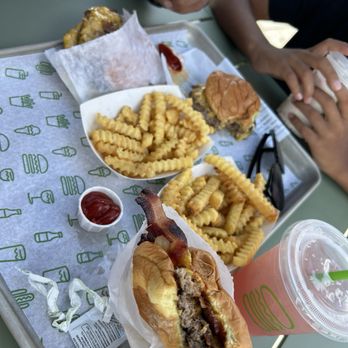 Shake Shack Tuscan Village - Bacon Cheeseburger, double Bacon Cheeseburger, double Cheeseburger, Fries Pink Lemonade, Strawberry Frosted Donut Shake - Ice Cream & Frozen Yogurt Near Me - Salem, New Hampshire