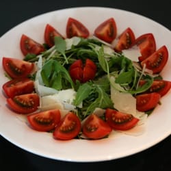 Trattoria & Pizzeria Pompeji - Knackig-frischer Salat mit Rucola, Kirschtomaten und Parmesan.